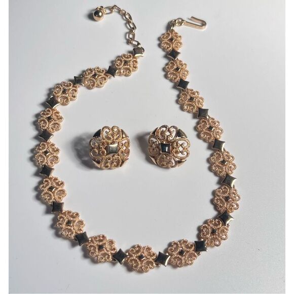 Vintage Avon Choker Necklace w/ Matching Clip On Earring Set in Brushed Goldtone - Picture 10 of 13